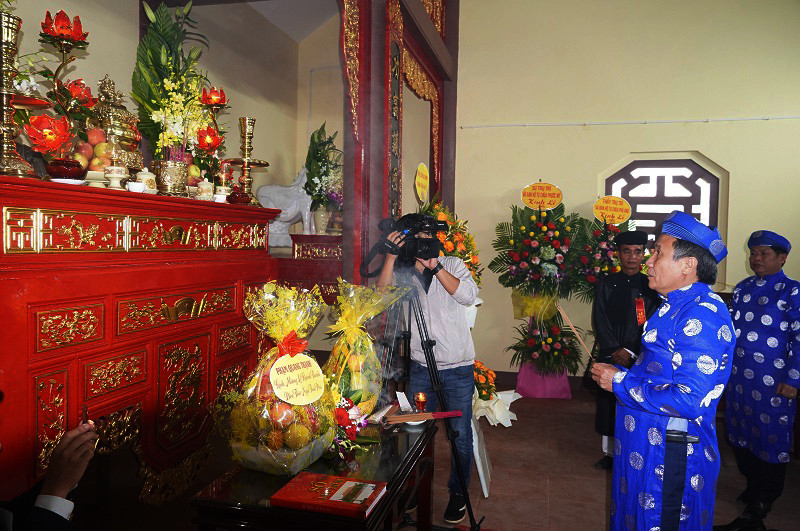 Phó Chủ tịch Thường trực UBND tỉnh Hà Sỹ Đồng dâng hương tại đền thờ Thái phó Nguyễn Ư Dĩ