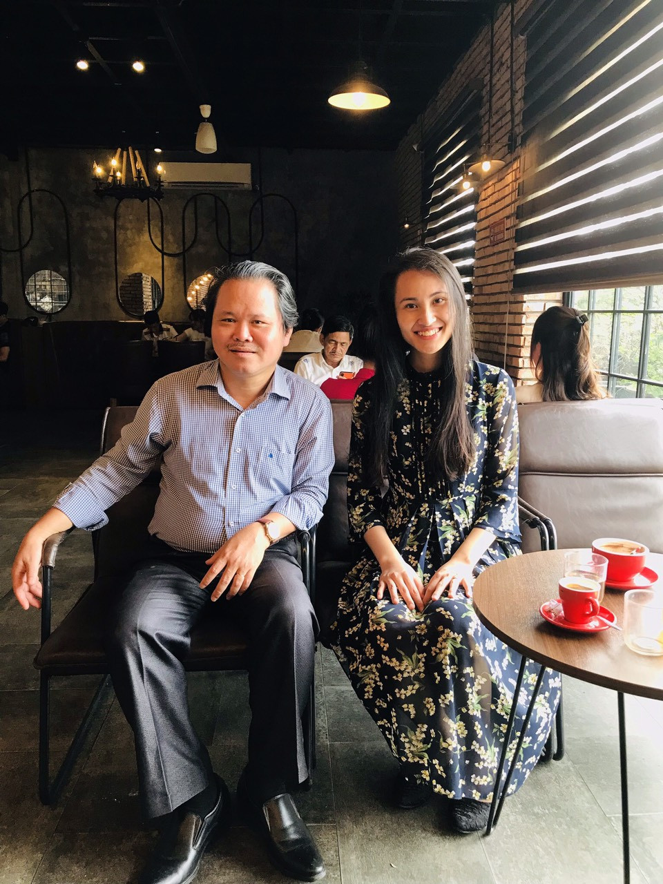 Tác giả bài viết với “cô gái công nghệ” Nguyễn Thị Thuỳ Trang (phải) - Ảnh: C.T.V