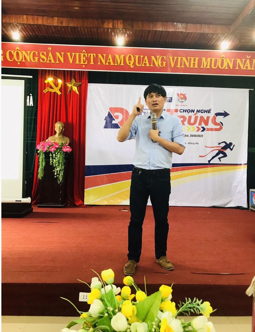 Nguyễn Khắc Nhật, Tổng GĐ Cty Cổ phần CodeGym Việt Nam đang “truyền cảm hứng” cho học sinh, thanh niên tại Chương trình “Định hướng đúng, chọn nghề trúng” do Công ty cổ phần CodeGym Việt Nam phối hợp với Thành Đoàn Đông Hà, tỉnh Quảng Trị tổ chức - Ảnh: N.H