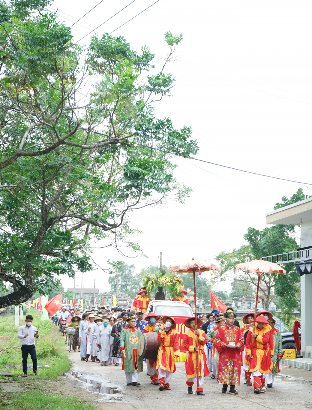 Chính quyền xã Triệu Giang cùng người dân làng Trà Liên tham gia lễ rước tượng Thái phó Nguyễn Ư Dĩ - Ảnh: Hạnh Nguyên