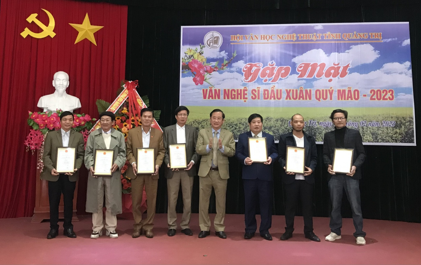 Trưởng Ban Tuyên giáo Tỉnh ủy Hồ Đại Nam trao giải A Giải thưởng VHNT tỉnh Quảng Trị năm 2022