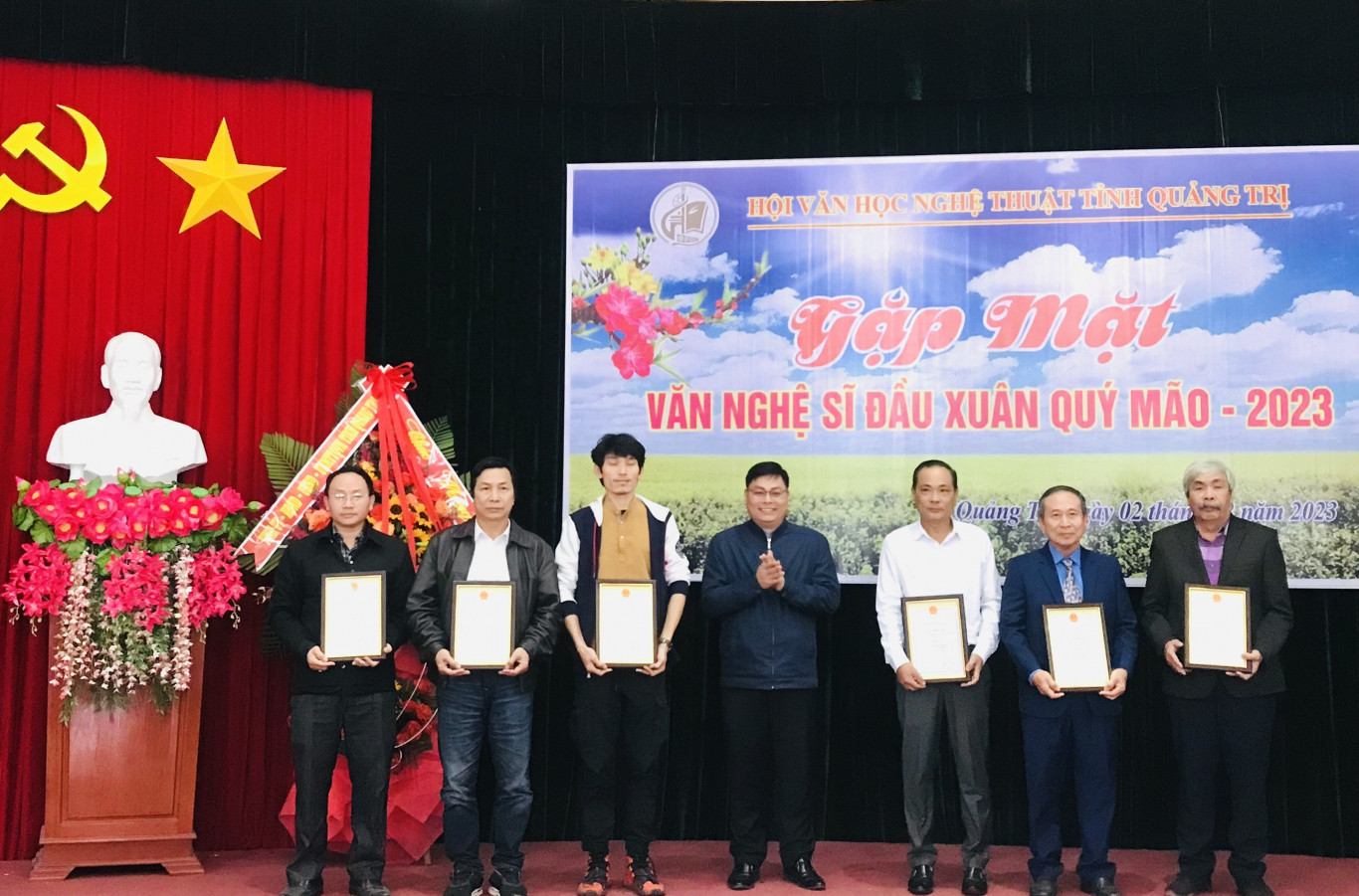 Đồng chí Dương Tân Long - Phó Chủ tịch UBMTTQVN tỉnh trao giải C Giải thưởng VHNT tỉnh Quảng Trị năm 2022