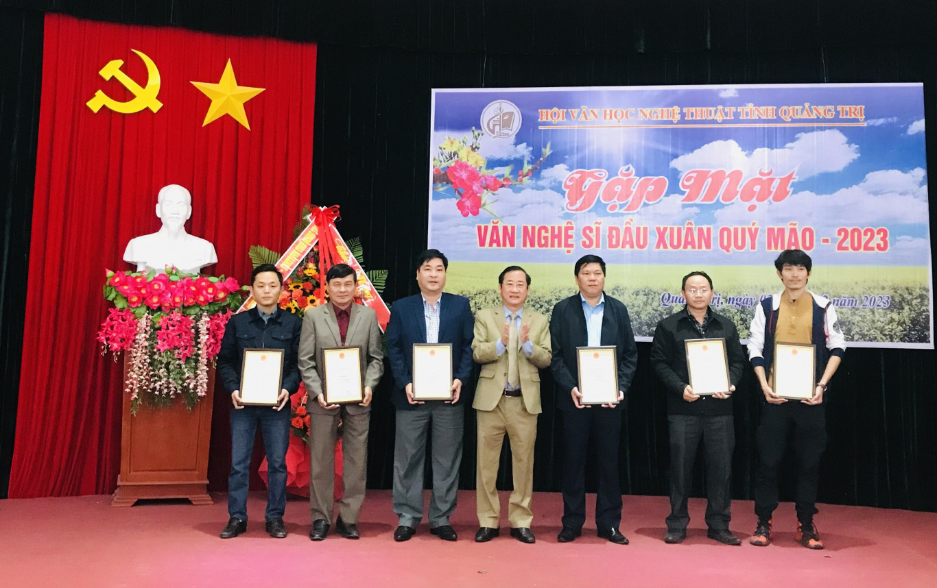 Trưởng Ban Tuyên giáo Tỉnh ủy Hồ Đại Nam trao giải B Giải thưởng VHNT tỉnh Quảng Trị năm 2022