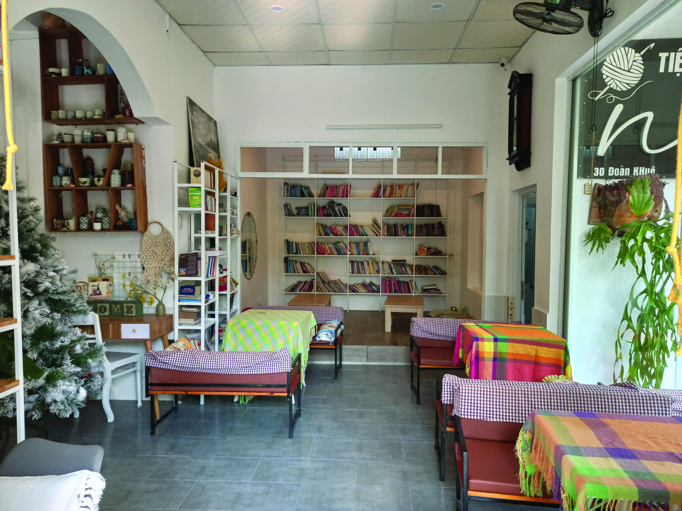 Không gian thưởng thức cà phê và đọc sách ở Mbook cafe, 30 Đoàn Khuê, Đông Hà - Ảnh: T.H