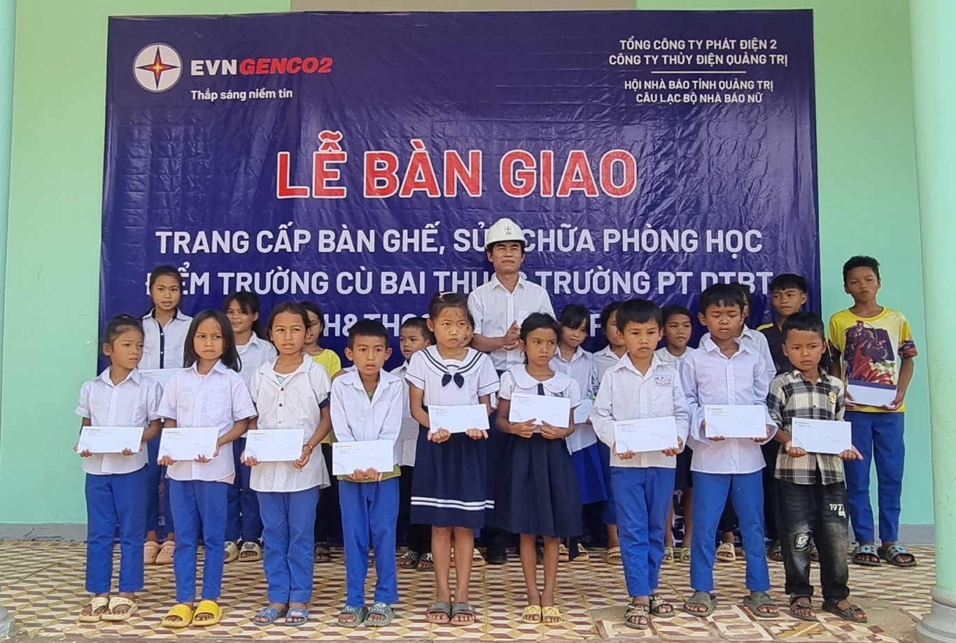 Tặng quà cho học sinh có hoàn cảnh khó khăn ở điểm trường Cù Bai, xã Hướng Lập - Ảnh: Kăn Sương