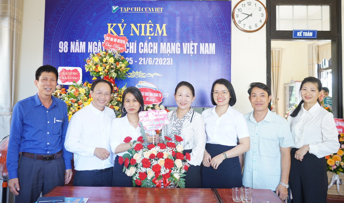 Huyện ủy-HĐND-UBND-UBMTTQVN huyện Gio Linh tặng hoa chúc mừng