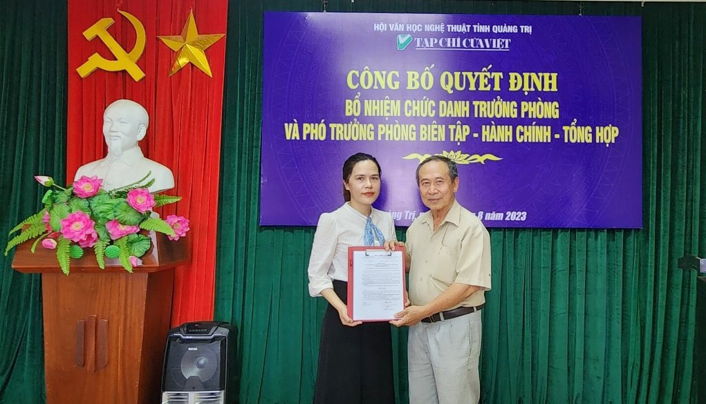 Ông Hồ Thanh Thoan, Phó chủ tịch Thường trực Hội VHNT trao quyết định cho bà Hồ Thị Cẩm Nhung - Ảnh L.T