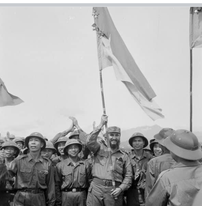 Chủ tịch Fidel phất cao l&aacute; cờ B&aacute;ch chiến B&aacute;ch thắng lấp l&aacute;nh hu&acirc;n chương của đo&agrave;n Khe Sanh, qu&acirc;n Giải ph&oacute;ng Huế tại Cứ điểm 241 T&acirc;n L&acirc;m - Ảnh Tư liệu
