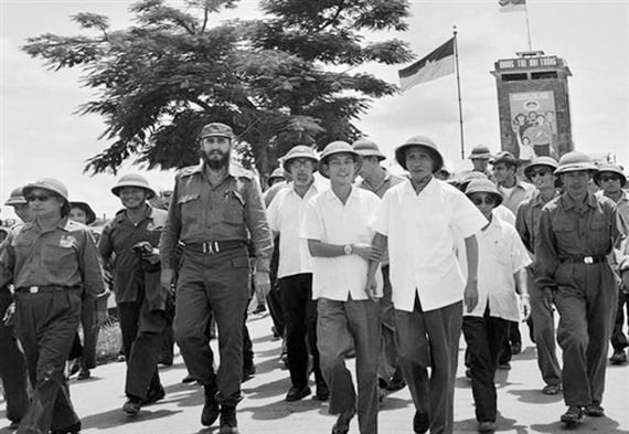 Chủ tịch Fidel v&agrave; Thủ tướng Phạm Văn Đồng thăm thị trấn Đ&ocirc;ng H&agrave;, Quảng Trị năm 1973 - Ảnh Tư liệu