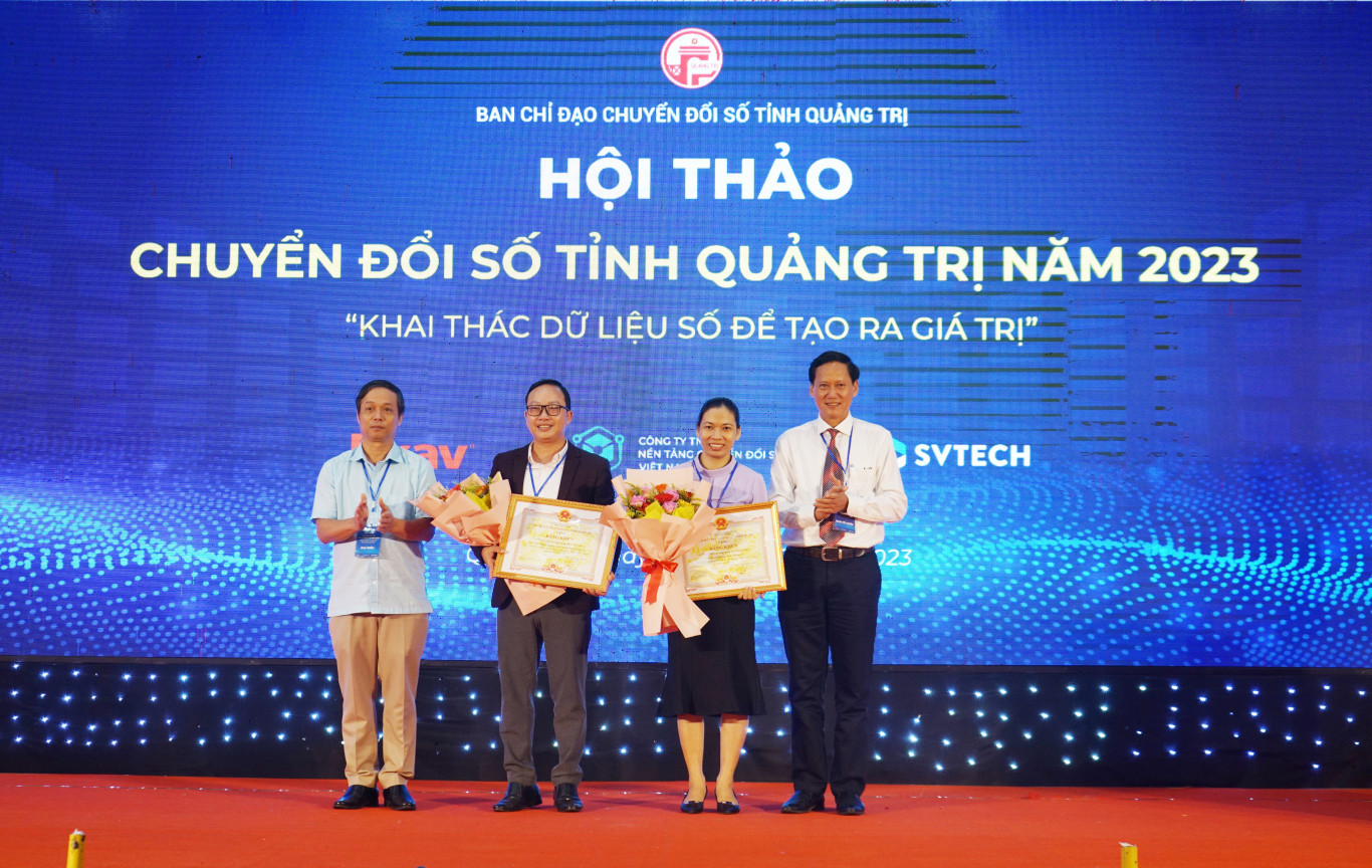 Phó Chủ tịch HĐND tỉnh Nguyễn Trần Huy và Giám đốc Sở Thông tin và Truyền thông Nguyễn Văn Tường trao bằng khen của Chủ tịch UBND tỉnh cho Tổ công nghệ số cộng đồng thôn Tân An (xã Vĩnh Giang, huyện Vĩnh Linh) và xã Hướng Hiệp (huyện Đakrông)