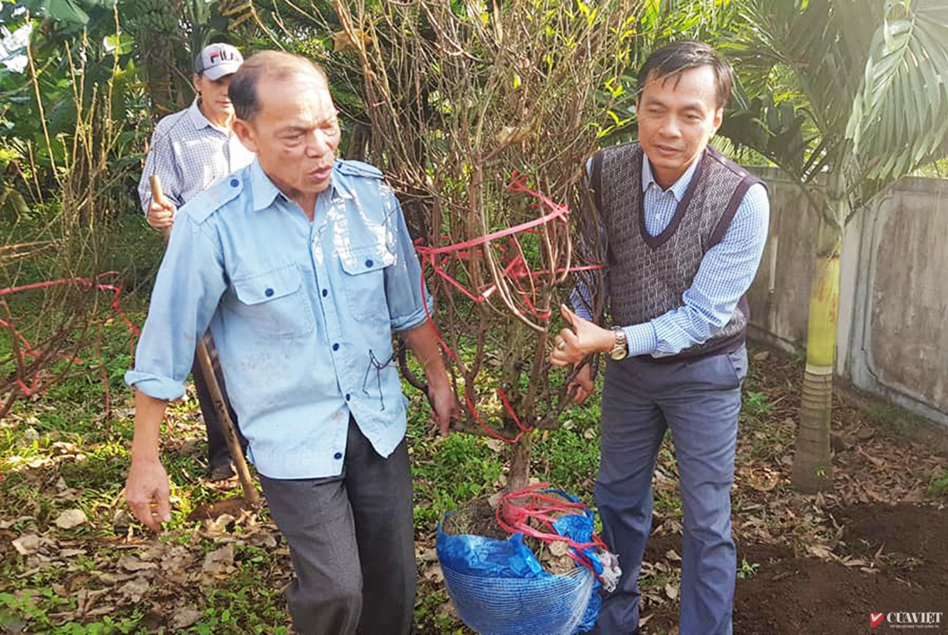 Trưởng tộc Lâm Công Châu (bên trái) mở đầu lễ trồng cây tại nhà thờ họ Lâm  ở làng Gia Bình vào dịp Xuân Canh Tý 2020 - Ảnh: L.Q.H