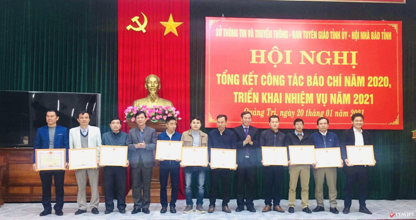 Lãnh đạo tỉnh tặng bằng khen cho Cơ quan thường trú TTXVN và các phóng viên thường trú đã có nhiều thành tích trong công tác thông tin, tuyên truyền về Quảng Trị năm 2020.