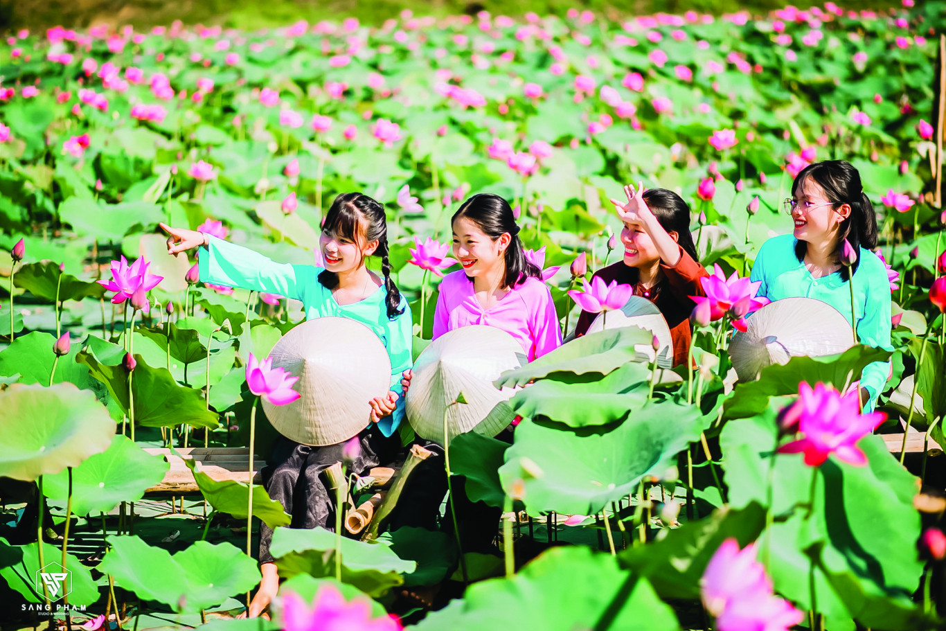 Check in đầm sen Trường Phước (Hải Lăng) - Ảnh: Sang Phạm