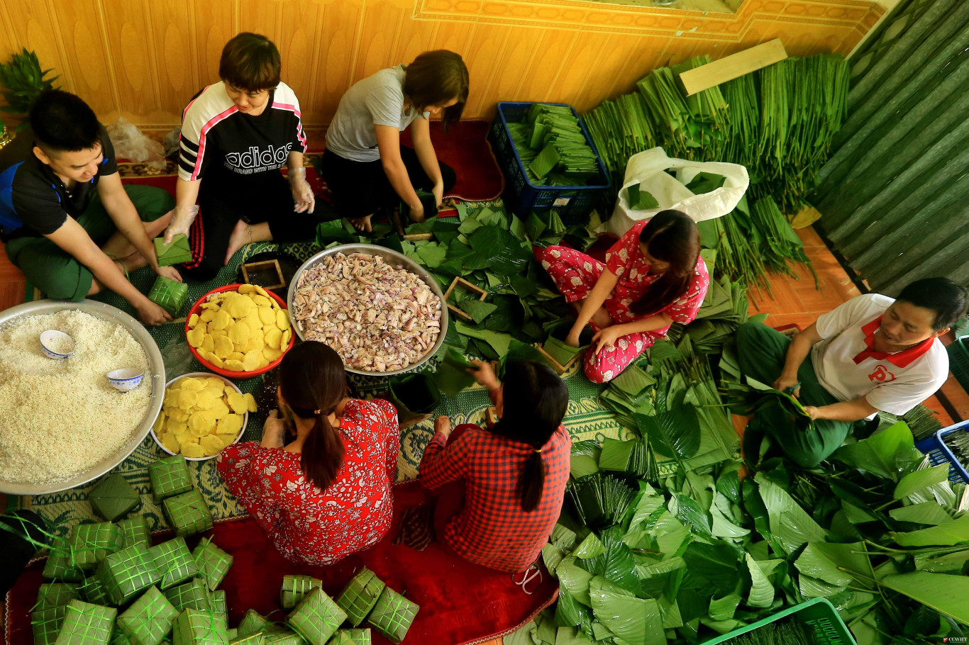 Gói bánh chưng ngày Tết - Ảnh: Trịnh Hoàng Tân