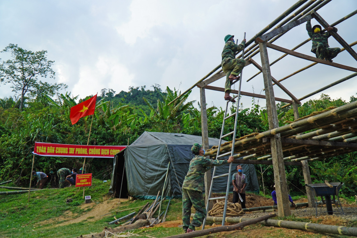 Dựng lán trại kiên cố phòng, chống Covid-19   tại chốt thuộc Đồn Biên phòng Ba Nang, huyện Đakrông - Ảnh: Thanh Thọ