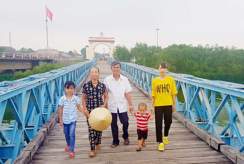 Vợ chồng ông Nghi đưa các cháu dạo bước qua di tích cầu Hiền Lương 