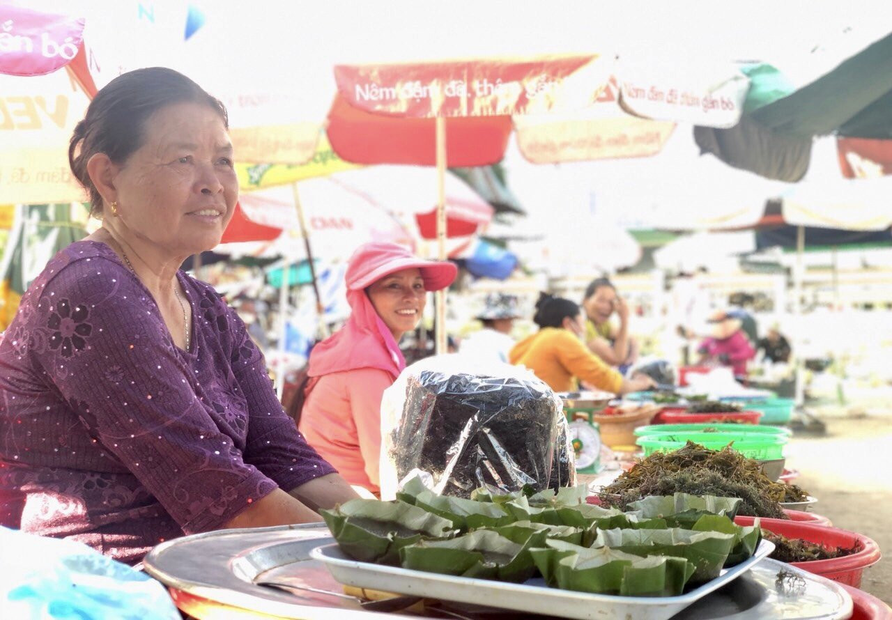 Chợ Cá Cửa Tùng luôn có 10 hàng bán bánh đúc rau câu. Bà Nguyễn Thị Tạo (64 tuổi), Khu phố An Đức 2, thị trấn Cửa Tùng, người có gần 50 năm gắn bó với nghề nấu, bán bánh đúc rau câu ở Chợ Cá Cửa Tùng và Chợ Do.