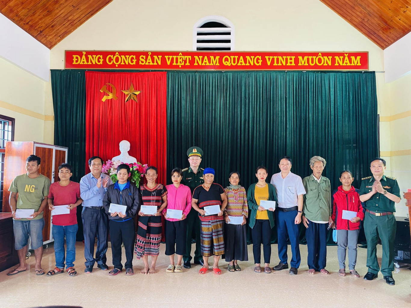 Tặng quà cho các Hộ gia đình khó khăn ở xã A Bung