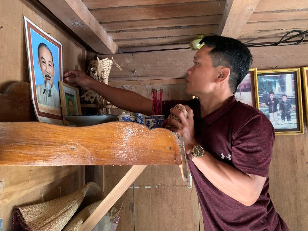 Bàn thờ Bác Hồ của gia đình anh Hồ Văn Niên, ở thôn Tà Rụt, xã Tà Rụt, huyện Đakrông - Ảnh: L.M.H