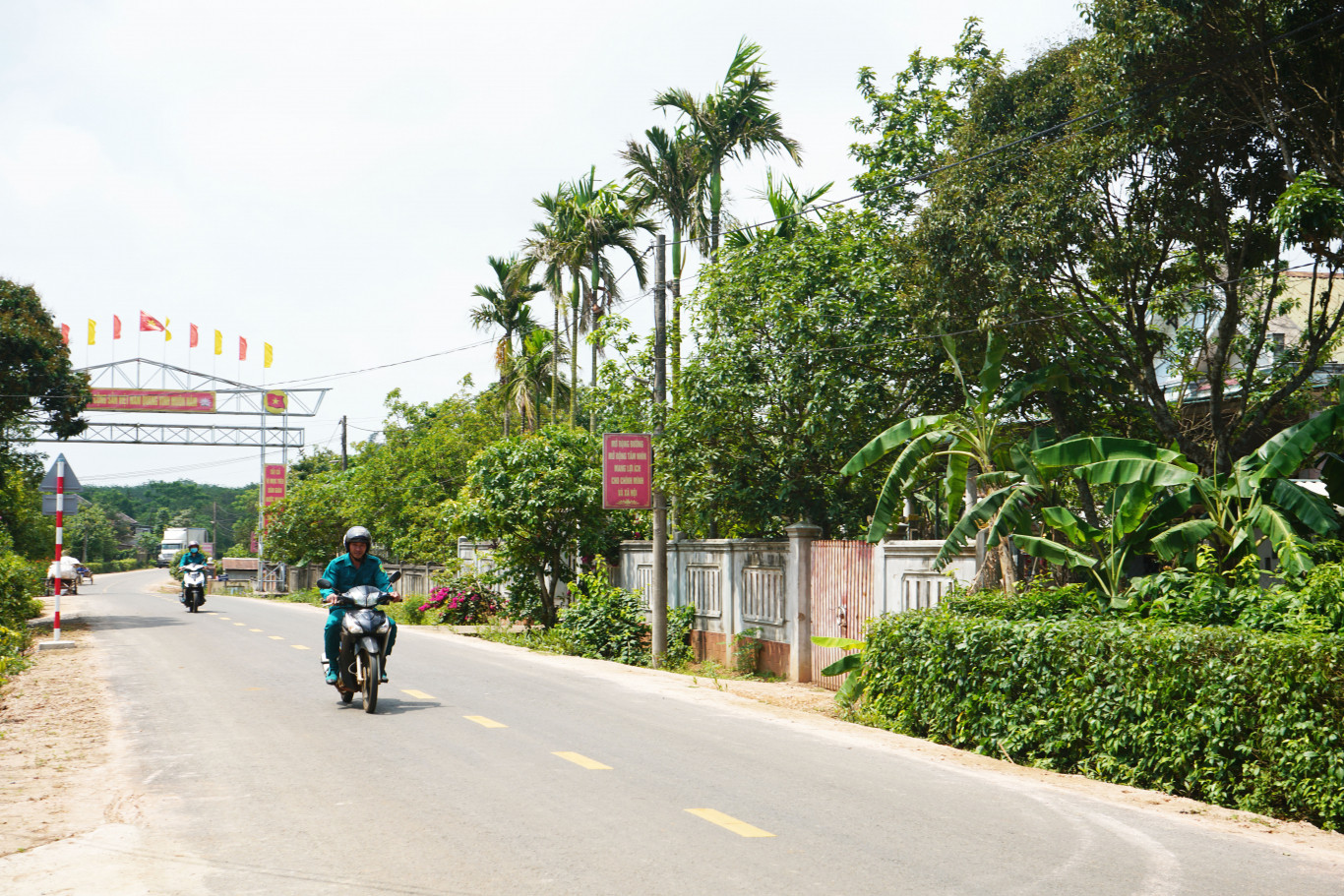 Đường vào xã nông thôn mới kiểu mẫu Vĩnh Kim, mặt đường láng nhựa rộng rãi - Ảnh: H.N