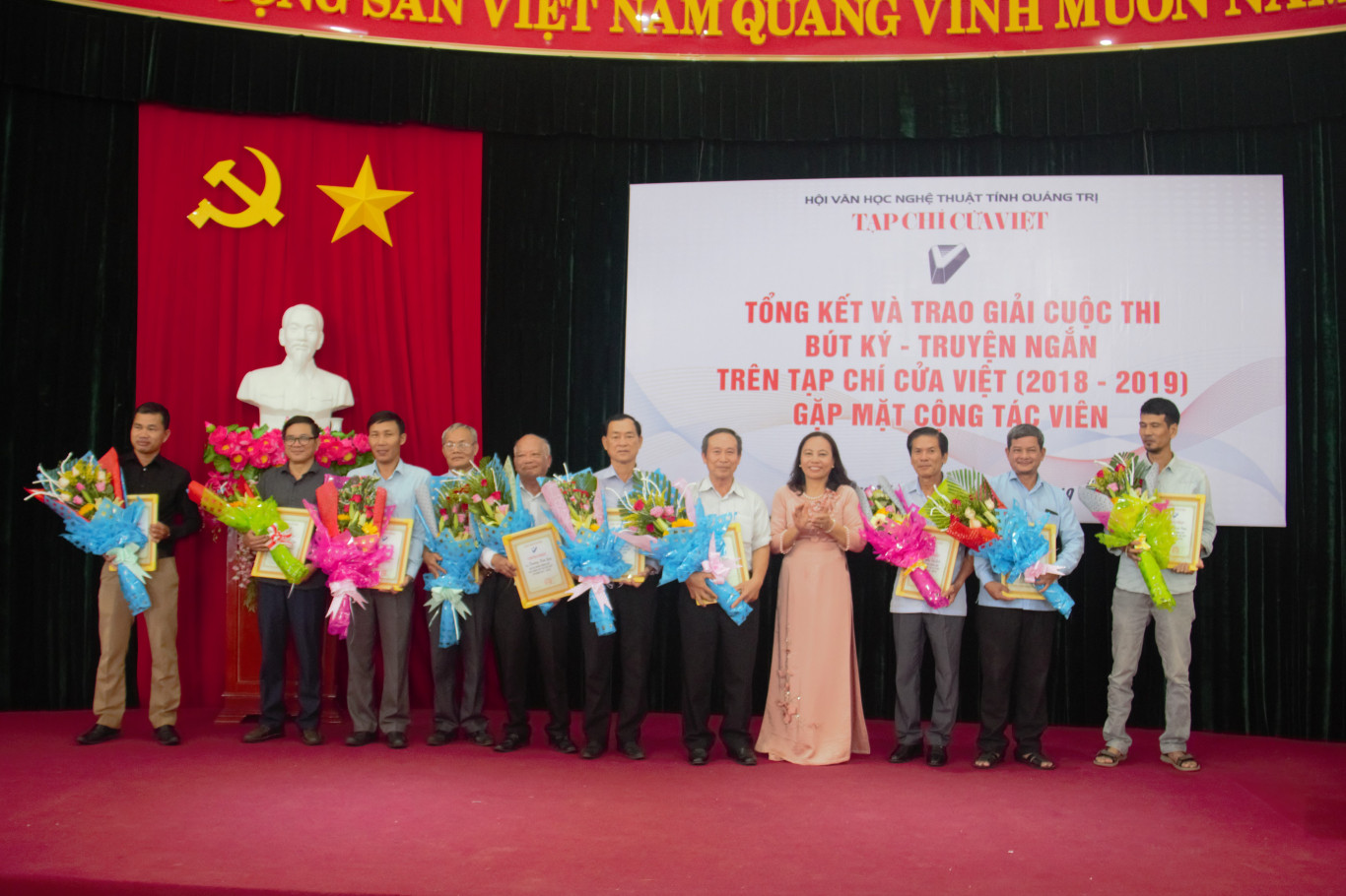 Tạp chí Cửa Việt tặng thưởng các cộng tác viên tích cực