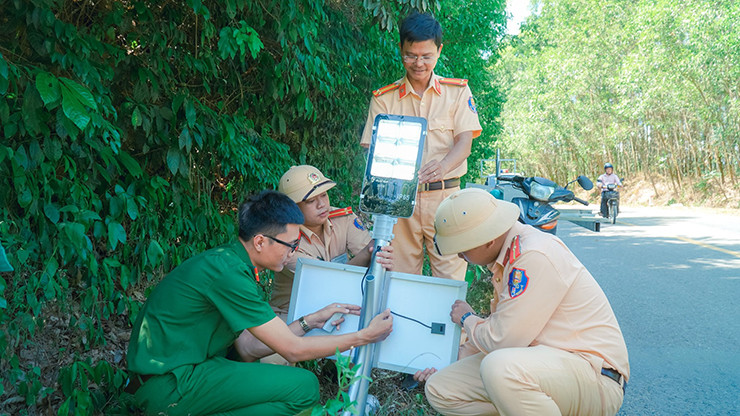 Công an Cam Lộ xây dựng công trình “Thắp sáng đèo Cùa” với 25 trụ đèn năng lượng mặt trời tại tuyến đèo Cùa (DT 585) - Ảnh: Lê Trường
