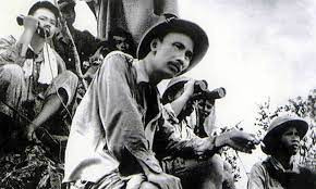 Chủ tịch Hồ Chí Minh quan sát trận địa ở mặt trận Đông Khê năm 1950 - Ảnh: Tư liệu