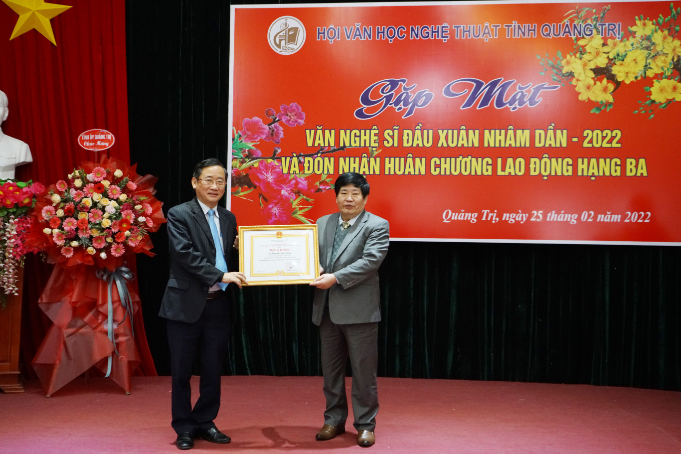 Trưởng Ban Tuyên giáo Tỉnh ủy Hồ Đại Nam trao Bằng khen của Liên hiệp các Hội VHNT Việt Nam cho Hội VHNT tỉnh
