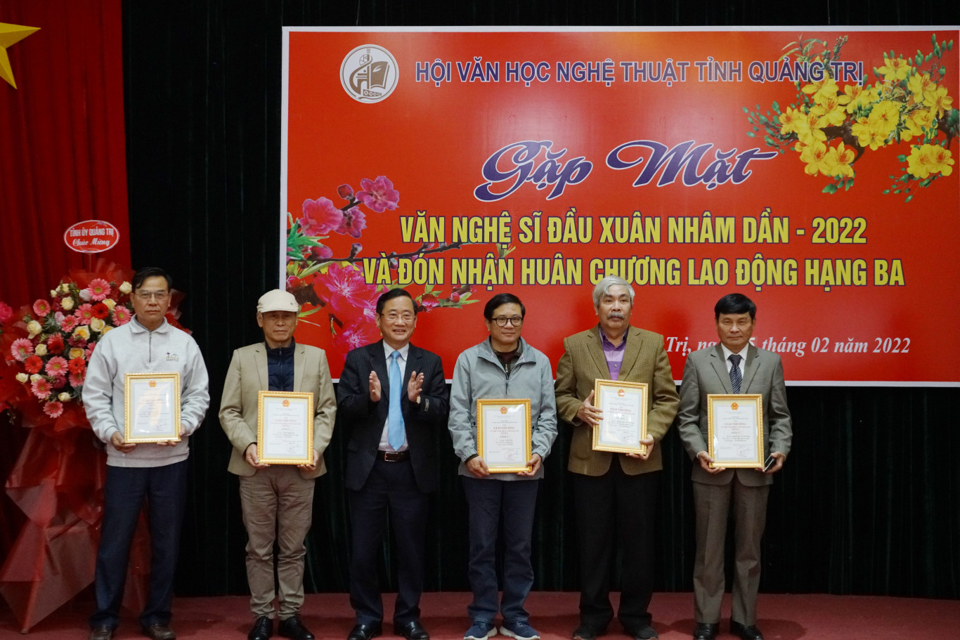 Trưởng Ban Tuyên giáo Tỉnh ủy Hồ Đại Nam trao Giải thưởng VHNT tỉnh Quảng Trị năm 2021 cho các tác giả đoạt giải A