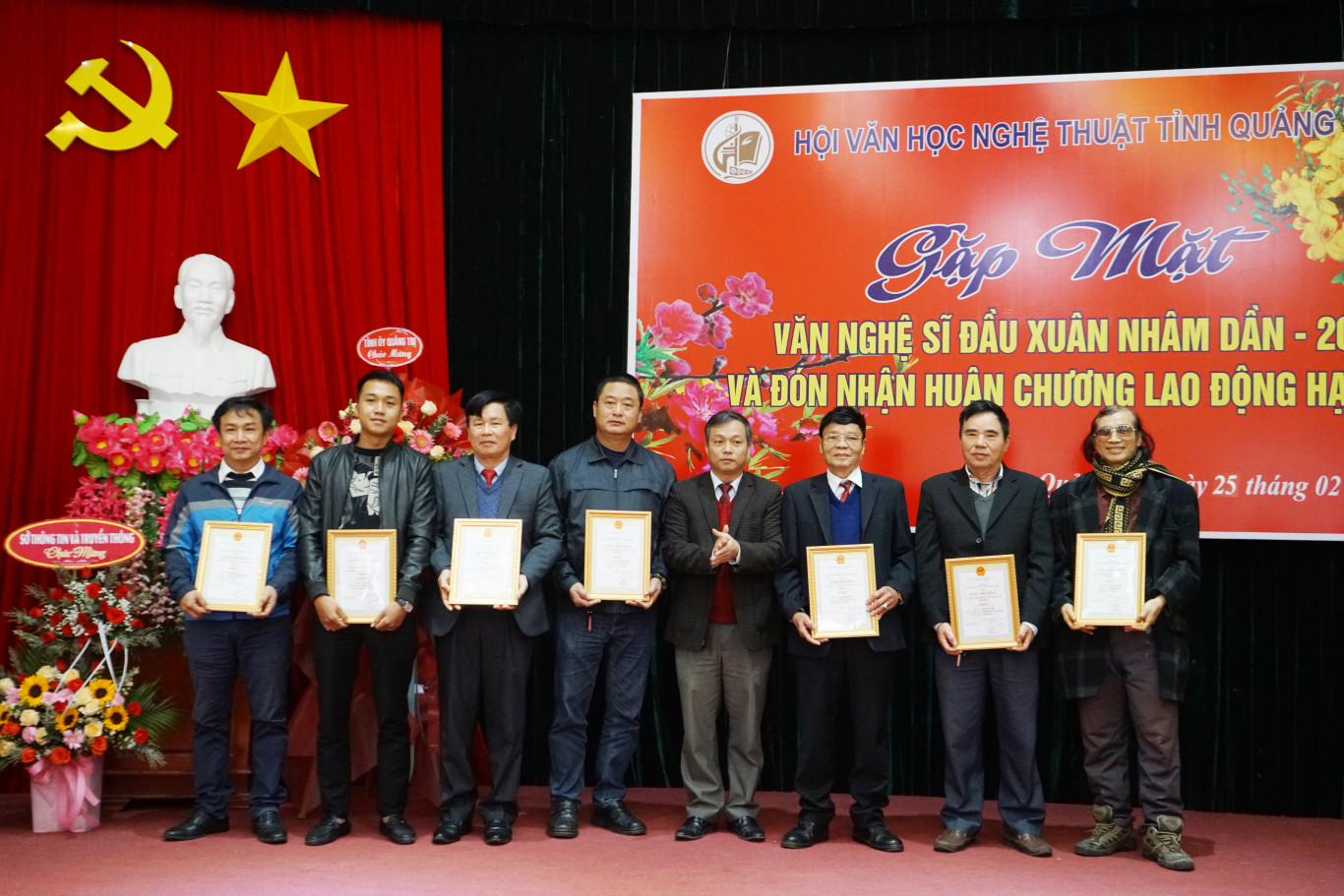 Phó Chủ tịch HĐND tỉnh Nguyễn Trần Huy trao Giải thưởng VHNT tỉnh Quảng Trị năm 2021 cho các tác giả đoạt giải B