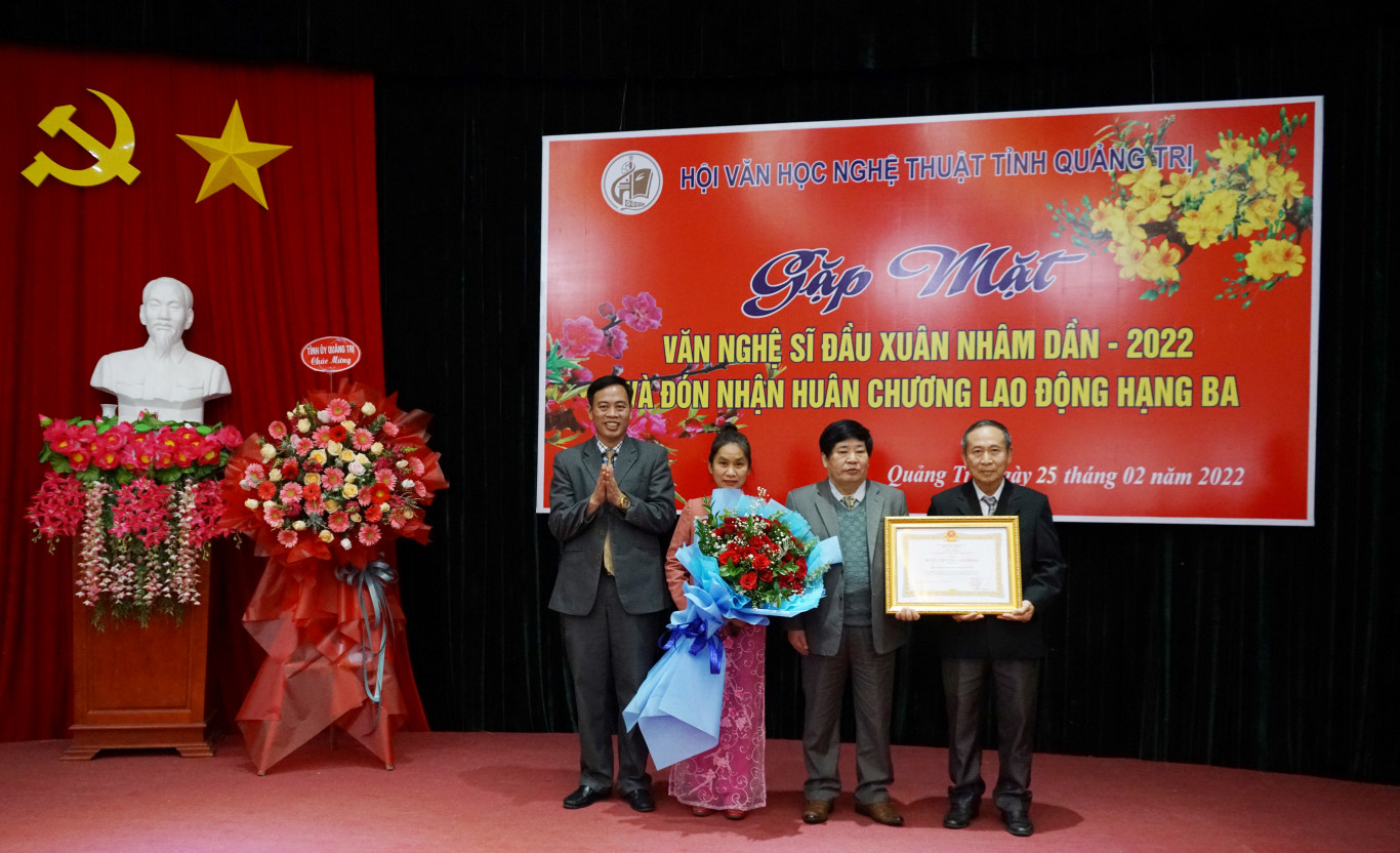 Phó Bí thư Thường trực Tỉnh ủy, Chủ tịch HĐND tỉnh Nguyễn Đăng Quang trao tặng Huân chương Lao động hạng Ba cho Hội VHNT tỉnh