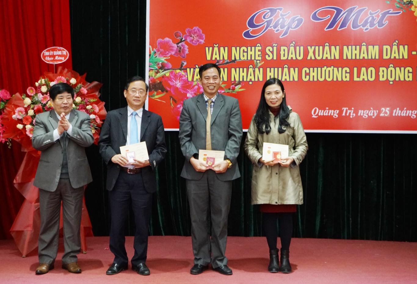 Thừa ủy quyền của Liên hiệp các Hội VHNT Việt Nam, Chủ tịch Hội VHNT tỉnh đã trao Kỷ niệm chương vì sự nghiệp văn học nghệ thuật Việt Nam cho các đồng chí lãnh đạo tỉnh, các sở ban ngành
