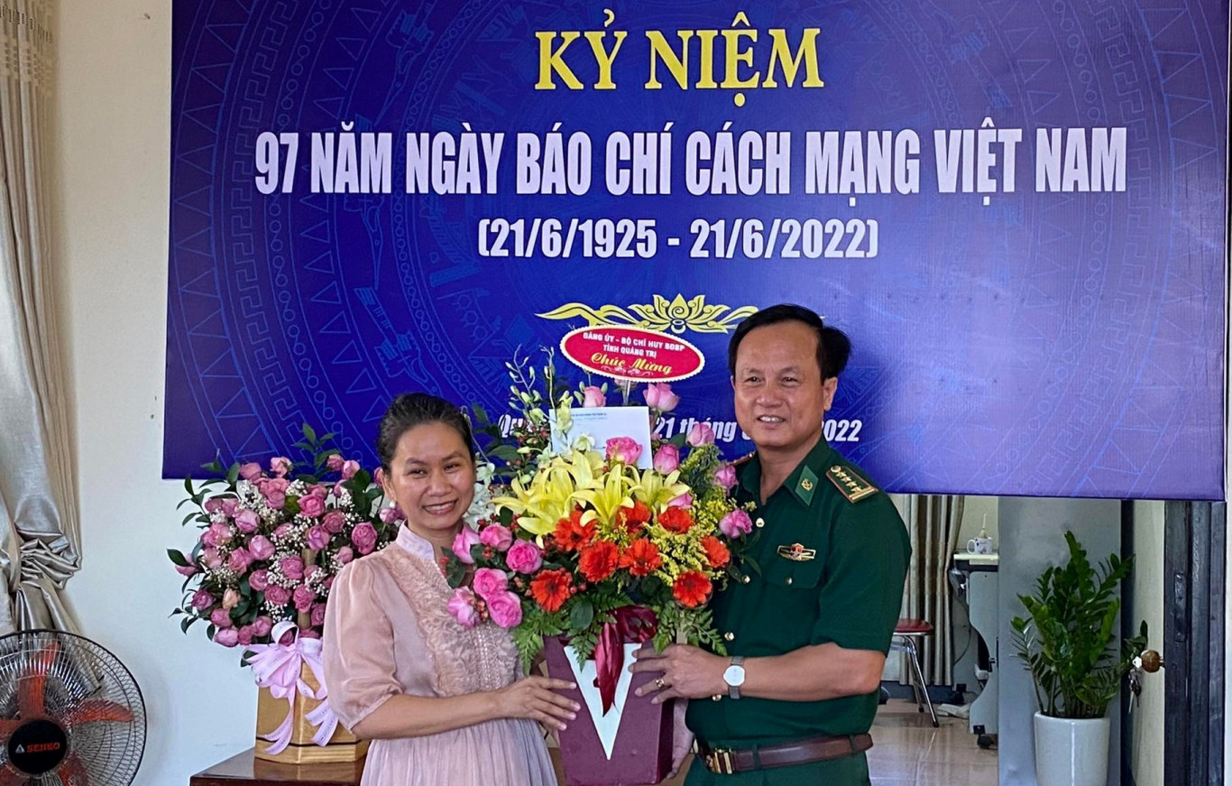 Bộ Chỉ huy BĐBP tặng hoa chúc mừng 