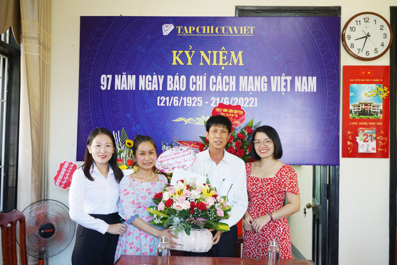 Huyện ủy-HĐND-UBND-UBMTTQVN huyện Gio Linh tặng hoa chúc mừng