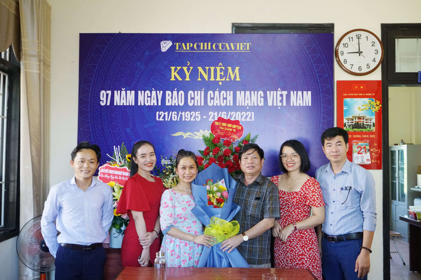 Huyện ủy-HĐND-UBND-UBMTTQVN huyện Triệu Phong tặng hoa chúc mừng