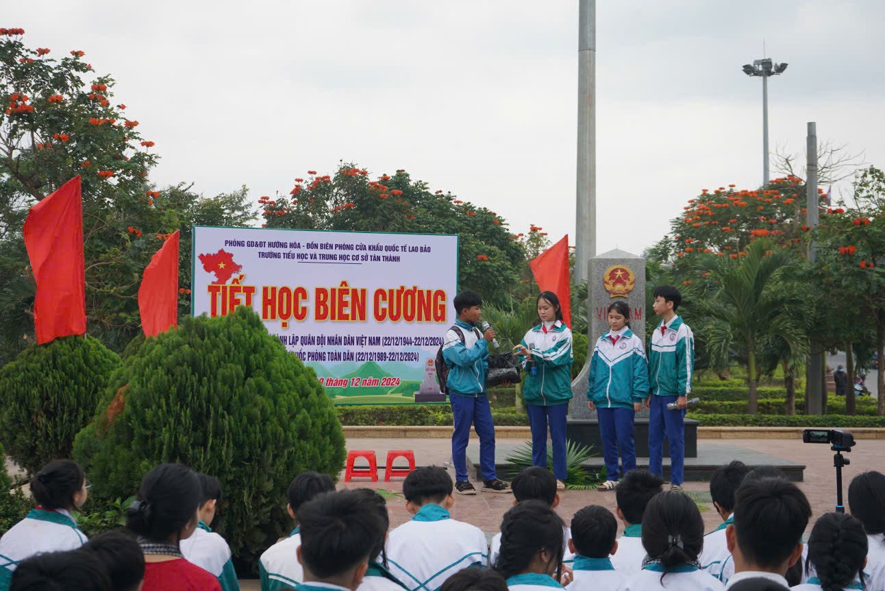 Tiểu phẩm “Hãy cảnh giác với tội phạm ma tuý” do học sinh trường TH&THCS Tân Thành thực hiện tại Tiết học biên cương - Ảnh: L.T