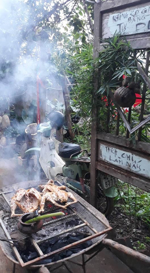 Gà Cùa nướng, món ăn thích thú khi đến vùng đồi Quảng Trị - Ảnh: Nguyễn Thị Hoàng.