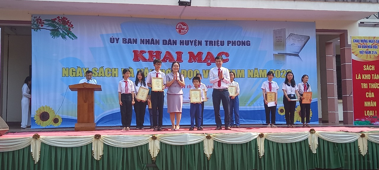 Khen thưởng các tập thể và cá nhân đạt giải trong Cuộc thi "Đại sứ Văn hóa đọc" huyện Triệu Phong năm 2022.