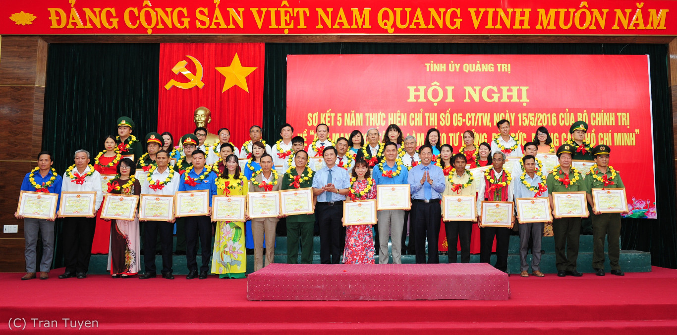 Phó Bí thư Thường trực Tỉnh ủy Nguyễn Đăng Quang và Phó Chủ tịch UBND tỉnh Hoàng Nam trao Bằng khen cho các cá nhân có thành tích xuất sắc - Ảnh: Trần Tuyền