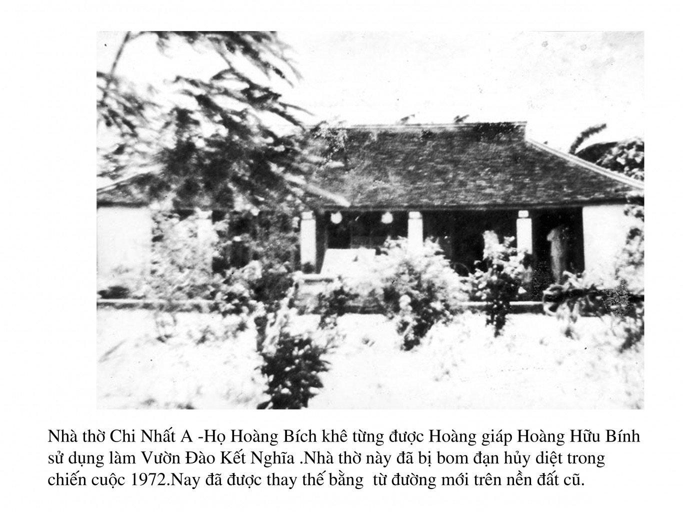 Nhà thờ Chi Nhất A - Họ Hoàng Bích Khê từng được Hoàng giáp Hoàng Hữu Bính sử dụng làm Vườn Đào Kết Nghĩa. Nhà thờ này đã bị bom đạn huỷ diệt trong chiến cuộc 1972. Nay đã được thay thế bằng từ đường mới trên nền đất cũ - Ảnh: T.L