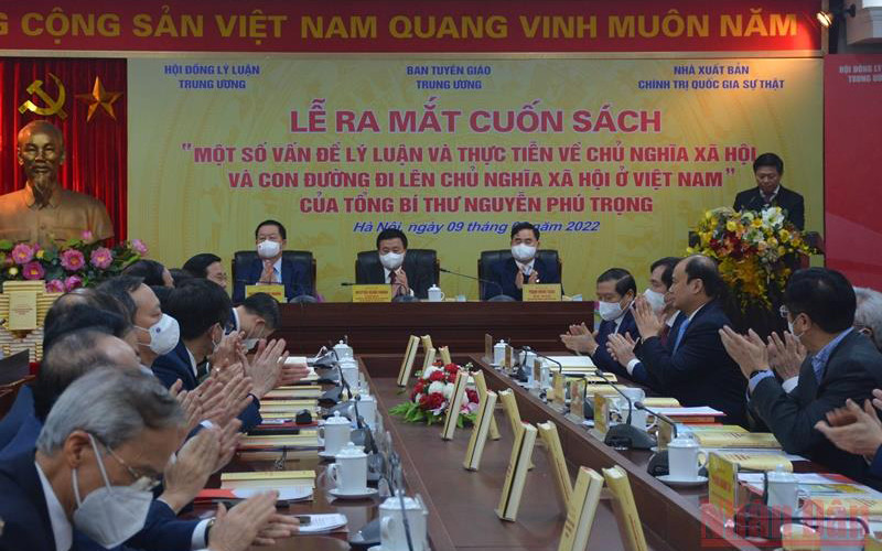 Quang cảnh lễ ra mắt cuốn sách  