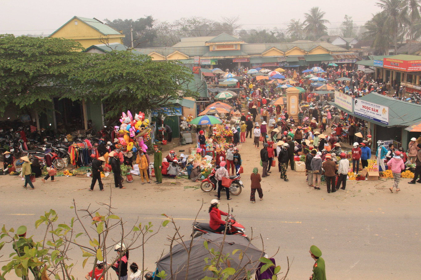 Chợ phiên Cam Lộ ngày Tết - Ảnh: Thanh Long