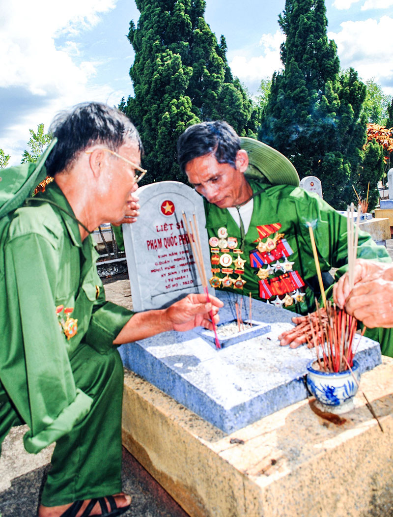 Cựu chiến binh, thương binh thắp hương viếng đồng đội - Ảnh: L.B.D