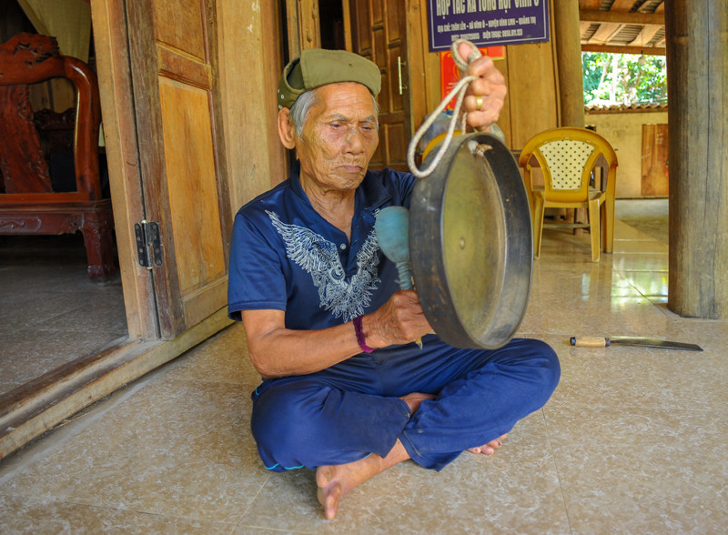 Ông Hồ Văn Liên không chỉ đánh cồng chiêng giỏi mà còn biết chỉnh tiếng chiêng cho ngân vang - Ảnh: TRẦN TUYỀN