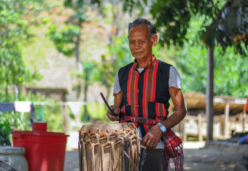 Ông Hồ Văn Thương là người làm trống Xi cơn lành nghề tại xã Vĩnh Ô - Ảnh: TRẦN TUYỀN