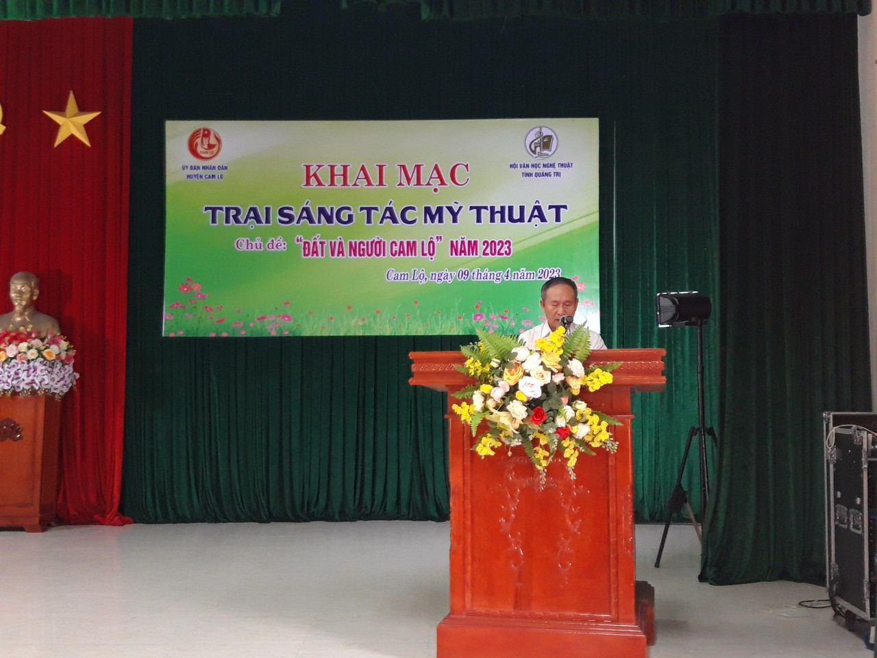Ông Hồ Thanh Thoan - Phó Chủ tịch Hội VHNT tỉnh tổ chức khai mạc trại sáng tác: Ảnh L.T