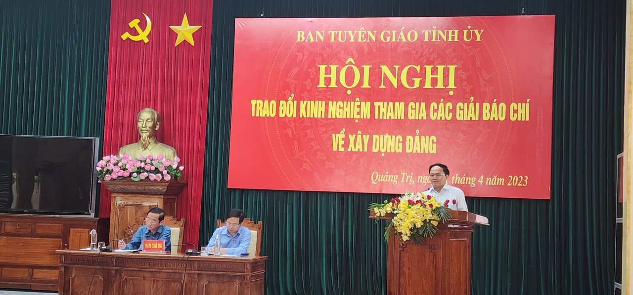 Ông Lê Vĩnh Nhiên, Phó Giám đốc Đài PTTH Quảng Trị tham luận tại hội nghị: Ảnh L.T