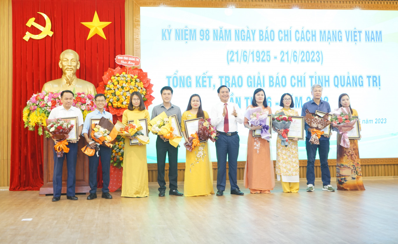 Phó Bí thư Tỉnh ủy, Chủ tịch UBND tỉnh Võ Văn Hưng trao giải A cho các tác giả, nhóm tác giả - Ảnh: L.T