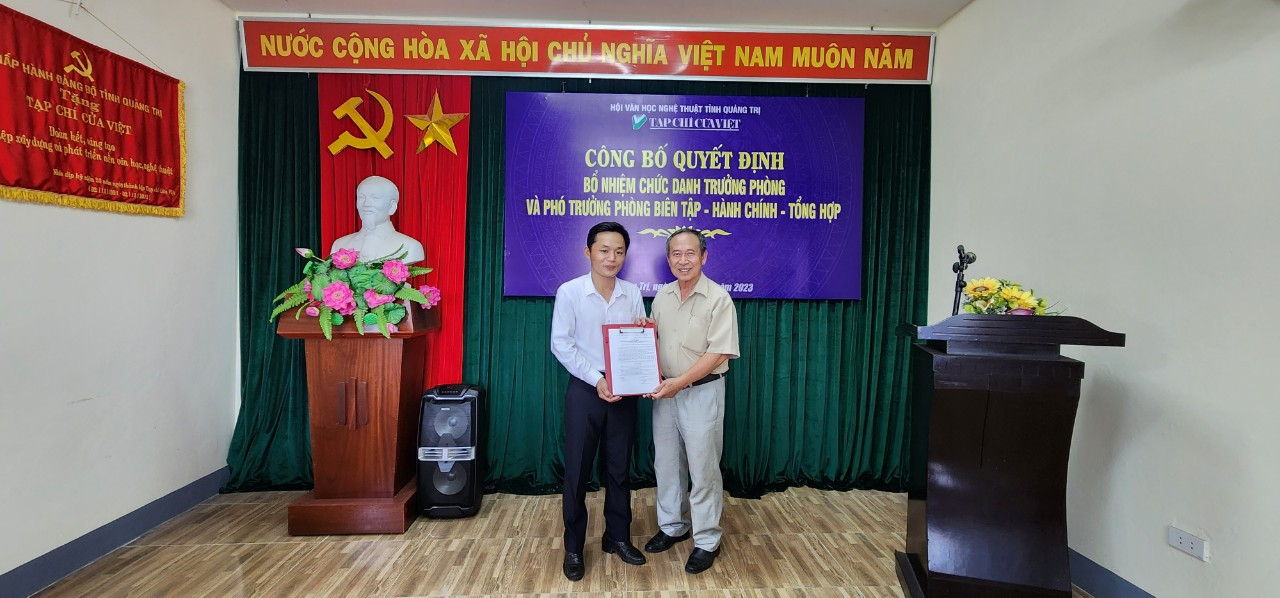 Ông Hồ Thanh Thoan - Phó Chủ tịch Thường trực Hội VHNT trao quyết định cho ông Hoàng Công Danh: Ảnh L.T