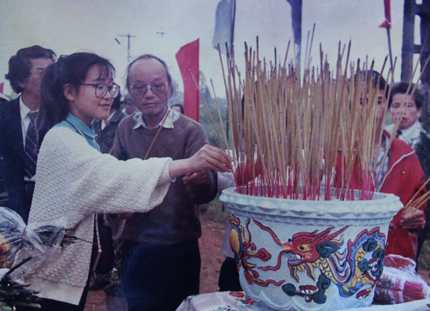 Takaya Hiroko - nữ sinh viên Nhật Bản cùng giáo sư Trần Quốc Vượng thắp hương tại Thành cổ Quảng Trị năm 1997. - Ảnh: H.T.T